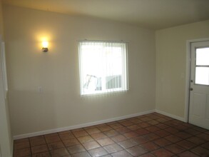 12233-12235 215th St in Hawaiian Gardens, CA - Foto de edificio - Building Photo
