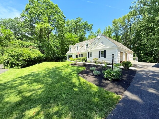 9248 Wood Glade Dr in Great Falls, VA - Building Photo - Building Photo