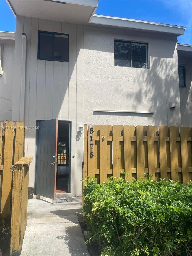 5176 S University Dr in Davie, FL - Building Photo - Building Photo