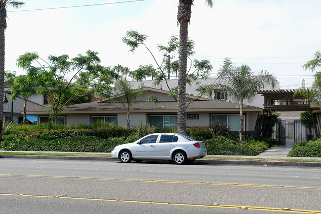 1312 W Cerritos Ave in Anaheim, CA - Foto de edificio - Building Photo