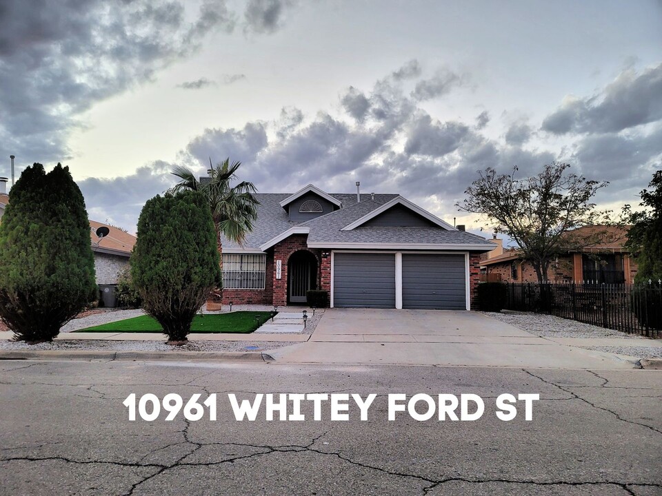 10961 Whitey Ford St in El Paso, TX - Foto de edificio