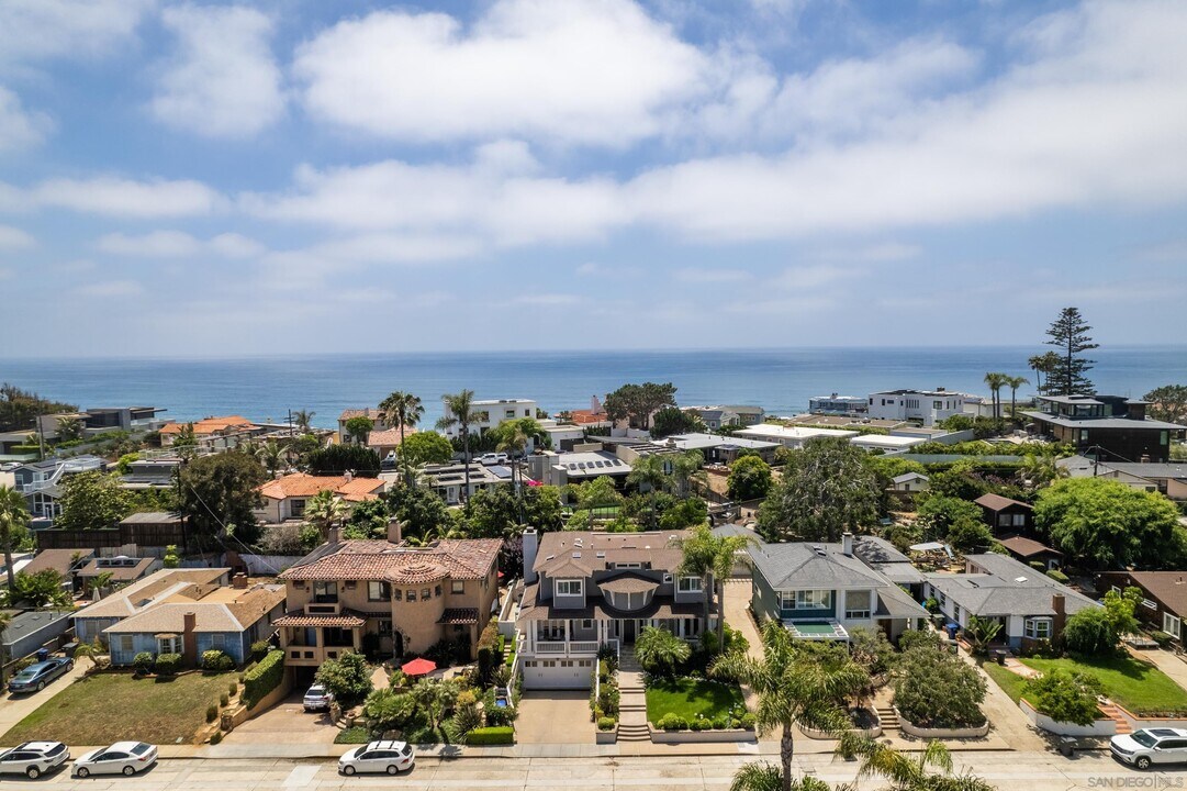 515 N Acacia Ave in Solana Beach, CA - Building Photo