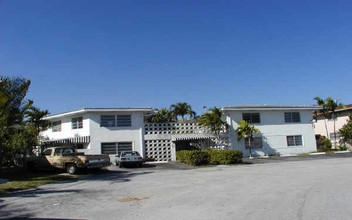 1705 NE 116th Rd in North Miami, FL - Foto de edificio - Building Photo