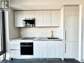 8 Cumberland St in Toronto, ON - Building Photo - Building Photo