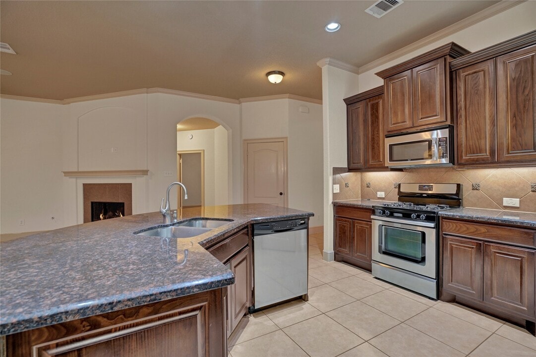 10 Tallgrass Way in Spring, TX - Building Photo