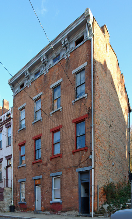 64 E Clifton Ave in Cincinnati, OH - Building Photo