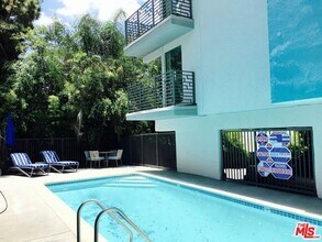 1920 Hillcrest Rd in Los Angeles, CA - Foto de edificio - Building Photo