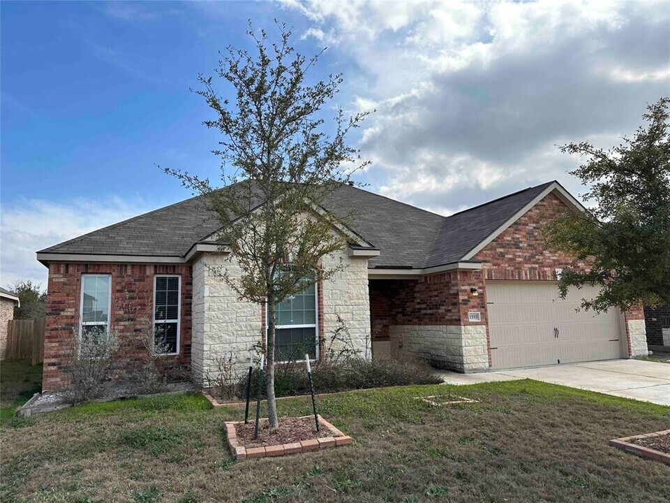 1555 Twin Estates Dr in Kyle, TX - Building Photo