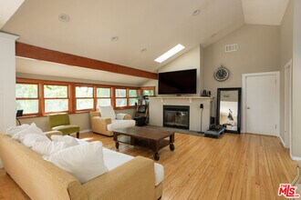 19439 Oxnard St in Los Angeles, CA - Building Photo - Building Photo