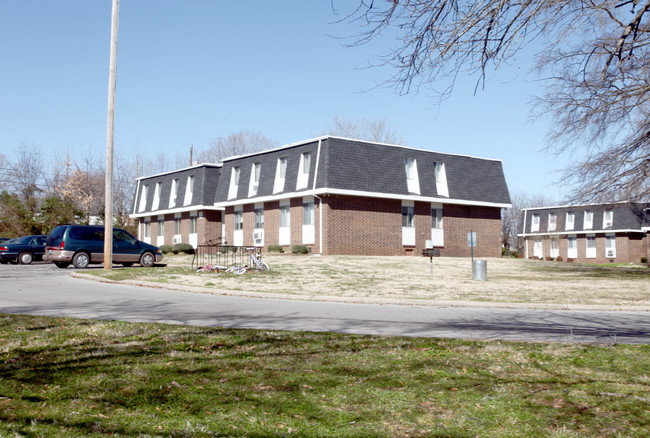 Colonial Village in Columbia, TN - Building Photo - Building Photo