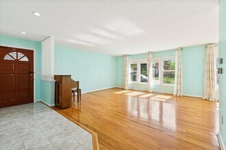 3836 W Estes Ave in Lincolnwood, IL - Building Photo - Building Photo