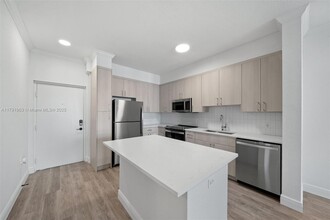 10170 SW 7th St, Unit 31-411 in Pembroke Pines, FL - Building Photo - Building Photo
