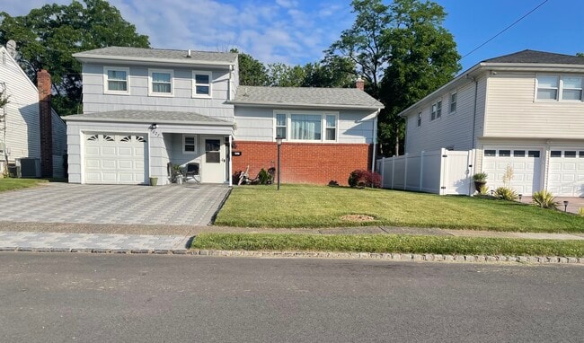 2827 Debra Way