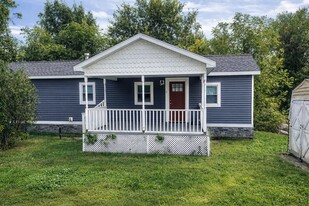 8 Hideaway Ln in Marlboro, NY - Building Photo