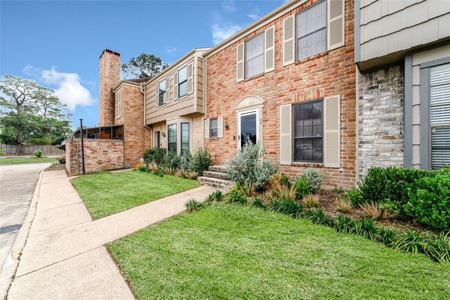 7505 Memorial Woods Dr in Houston, TX - Building Photo - Building Photo