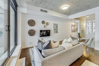 111 Bathurst St in Toronto, ON - Building Photo - Building Photo