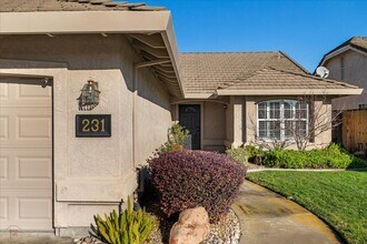 231 Dunsmuir Dr in Lodi, CA - Building Photo - Building Photo