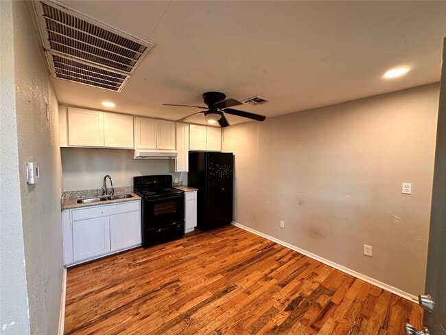 2716 Hill Ave in Dickinson, TX - Building Photo - Building Photo