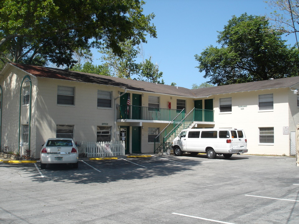 Twin Oaks in Daytona Beach, FL - Foto de edificio