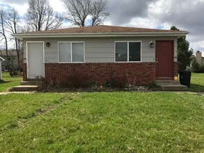 65 Main St, Unit A in The Plains, OH - Foto de edificio - Building Photo