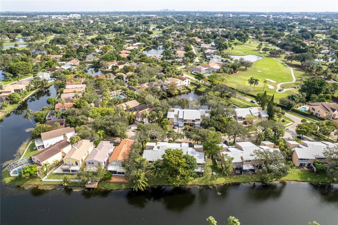 9881 Fairway Cove Ln in Plantation, FL - Building Photo