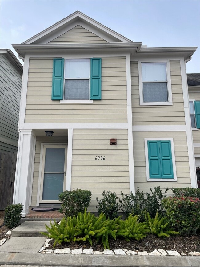 property at 6906 Woodridge Row Dr