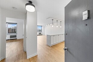 555 W Cornelia Ave, Unit 1712 in Chicago, IL - Building Photo