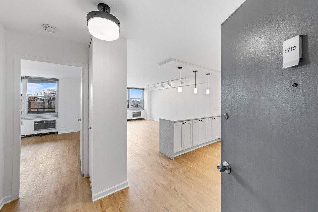 555 W Cornelia Ave, Unit 1712 in Chicago, IL - Building Photo