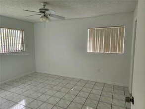 451 NE 207th Ln in Miami, FL - Building Photo - Building Photo