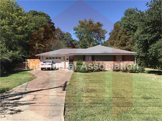 1101 Roselawn Ave