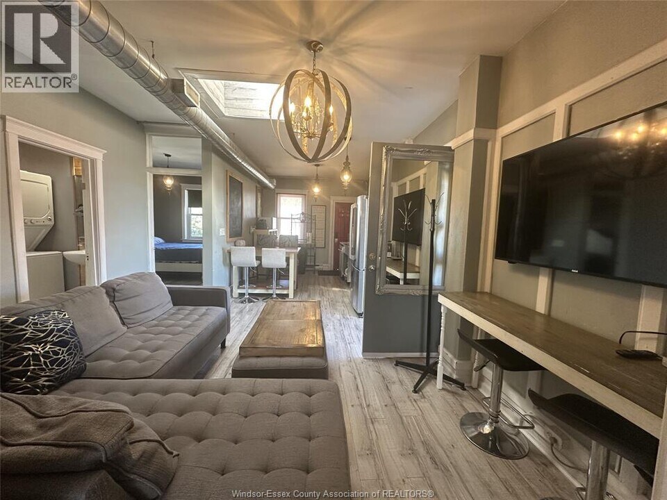 1478 Wyandotte St E in Windsor, ON - Building Photo