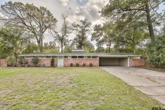 property at 3215 Fernwood Dr