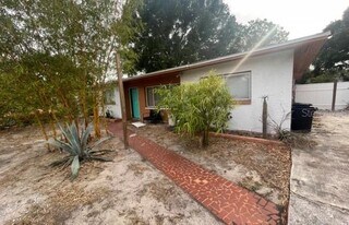709 W Bayshore Dr in Tarpon Springs, FL - Building Photo