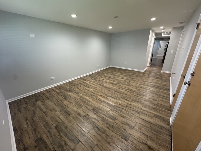 5835 W Lawrence Ave, Unit LAWRENCE G in Chicago, IL - Foto de edificio - Building Photo