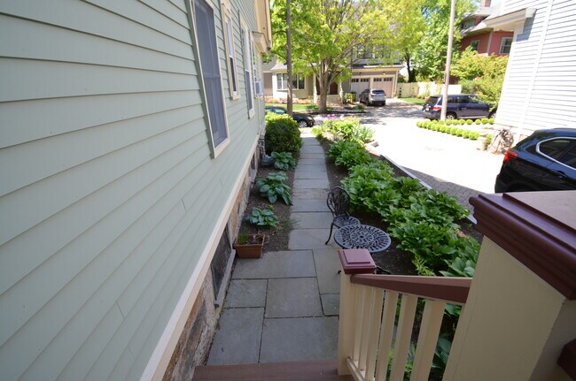 41 Coolidge St, Unit 43 in Brookline, MA - Foto de edificio - Building Photo