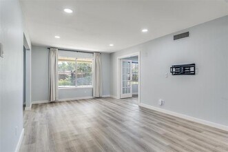 3647 Whitehall Dr in Dallas, TX - Building Photo - Building Photo