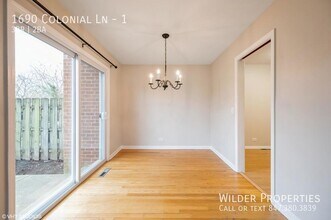 1690 Colonial Ln in Northfield, IL - Building Photo - Building Photo