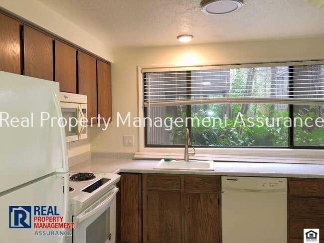 7081 SW Montauk Cir in Lake Oswego, OR - Building Photo - Building Photo
