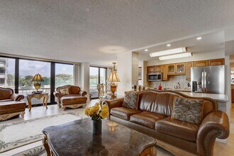 5540 N Ocean Dr in Riviera Beach, FL - Building Photo - Building Photo