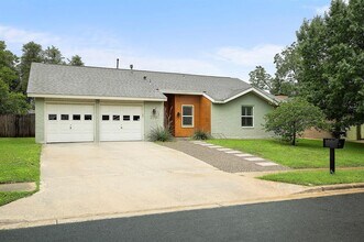 2513 Broken Oak Dr in Austin, TX - Building Photo - Building Photo