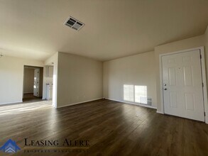 42649 Cabin Dr in Lake Hughes, CA - Building Photo - Building Photo