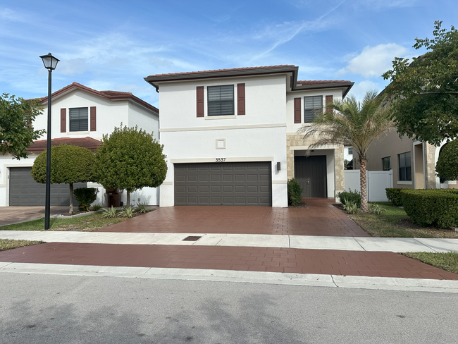 3537 W 106th Terrace in Hialeah, FL - Building Photo - Building Photo