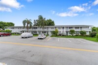 71 Newport D in Deerfield Beach, FL - Foto de edificio - Building Photo