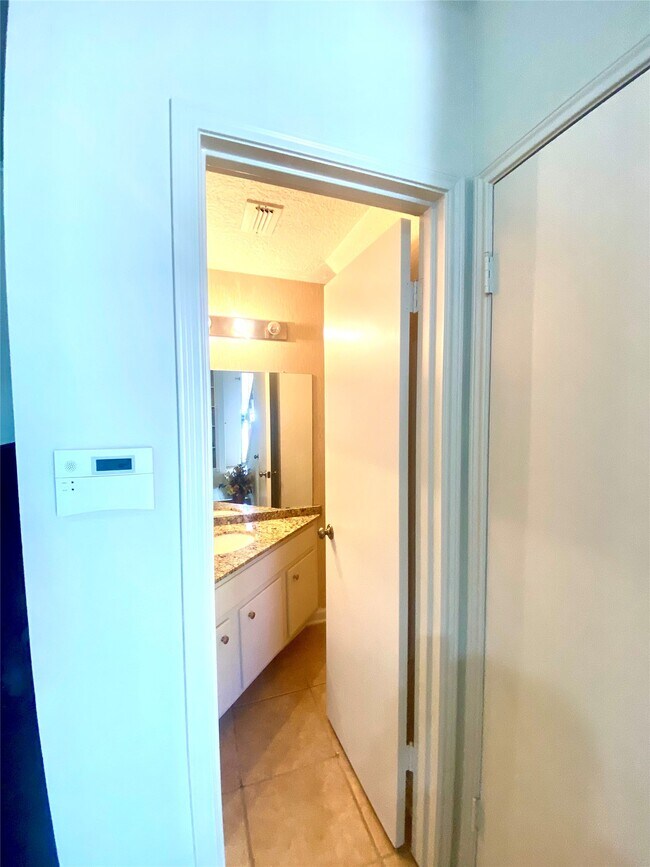 7350 Kirby Dr in Houston, TX - Building Photo - Building Photo