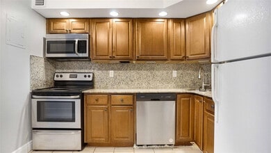 3111 Oakland Shores Dr in Oakland Park, FL - Foto de edificio - Building Photo