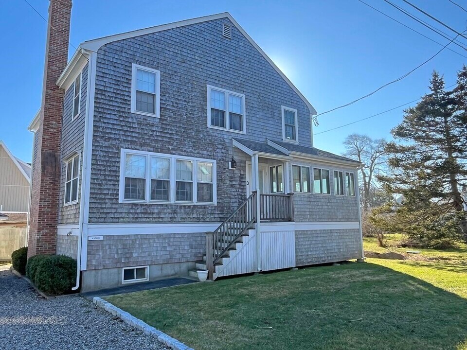 3 Sagamore Rd in Mattapoisett, MA - Building Photo