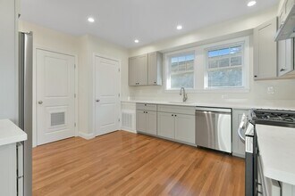 48 Manthorne Rd, Unit 2 in Boston, MA - Building Photo - Building Photo