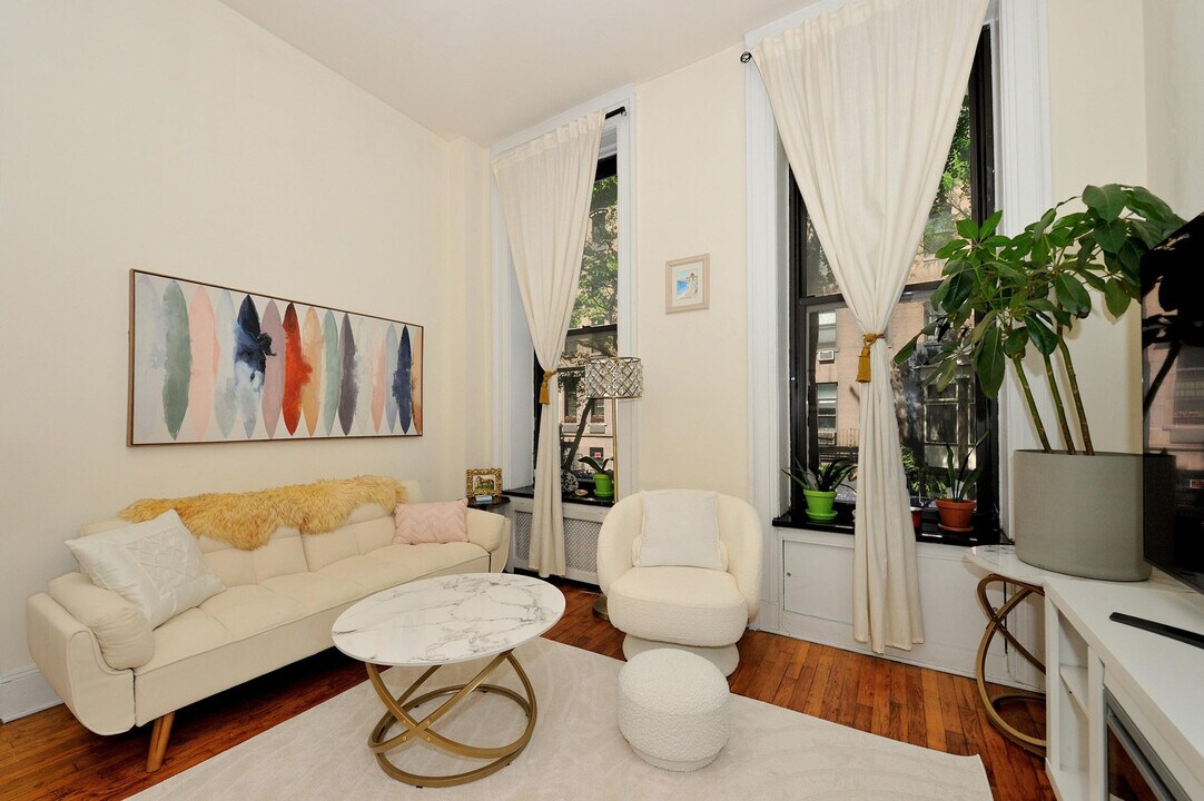 120 E 40th St in New York, NY - Building Photo