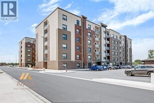 728 Brownstone Dr in Lakeshore, ON - Building Photo