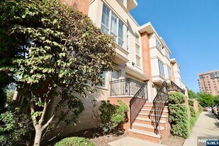 11 Washington Pl, Unit 102 in Cliffside Park, NJ - Building Photo